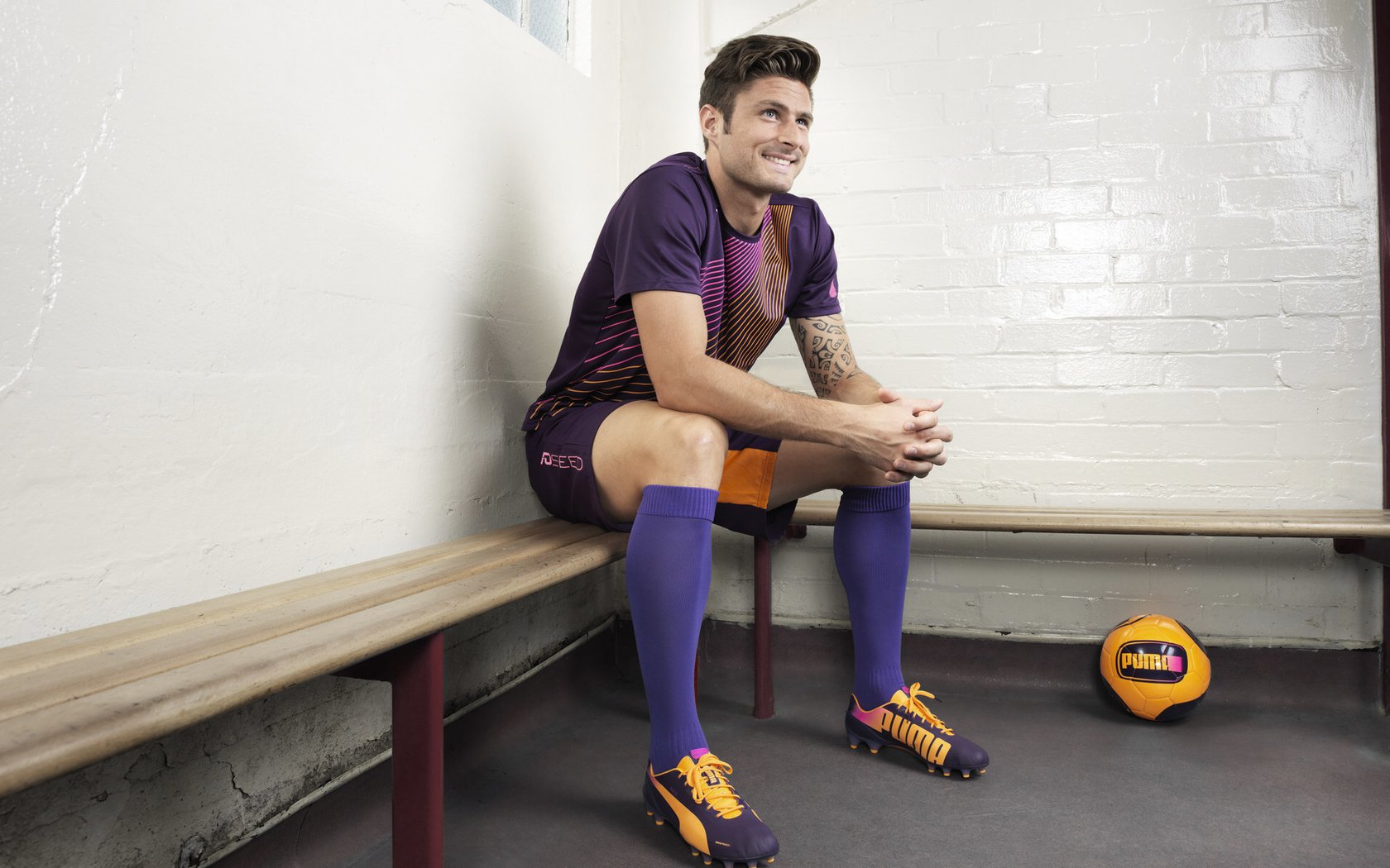 秘鲁对阵比利亚雷亚尔，当库尔图瓦在攻防两端统治球场