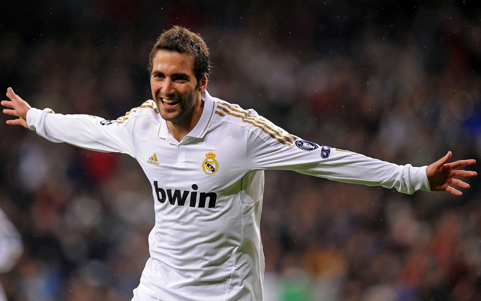 奥斯梅恩的舞步与瑞士的锁链，绿茵场上的节奏与秩序