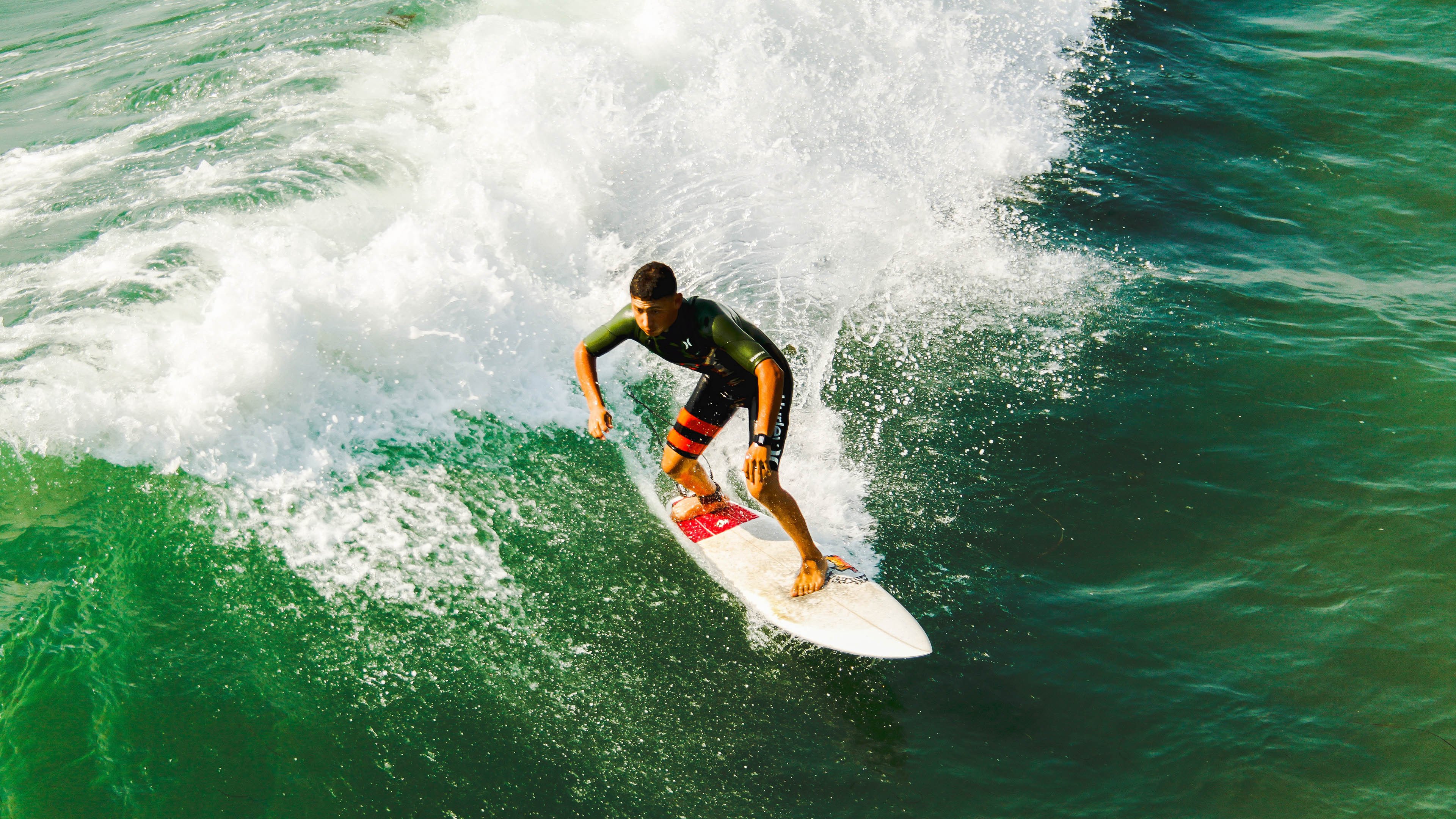 F1引擎熄灭后，篮球接管了城市，莫兰特在街道赛之夜的末节狂飙